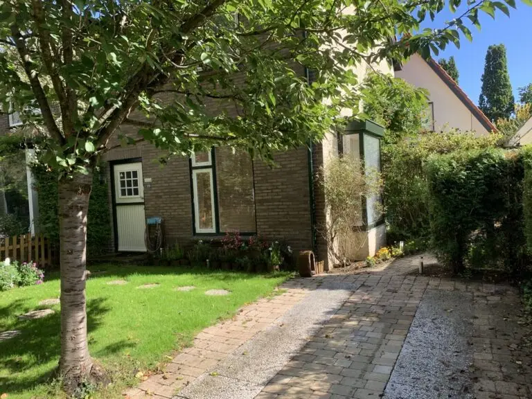 Voortuin_met_pad_1